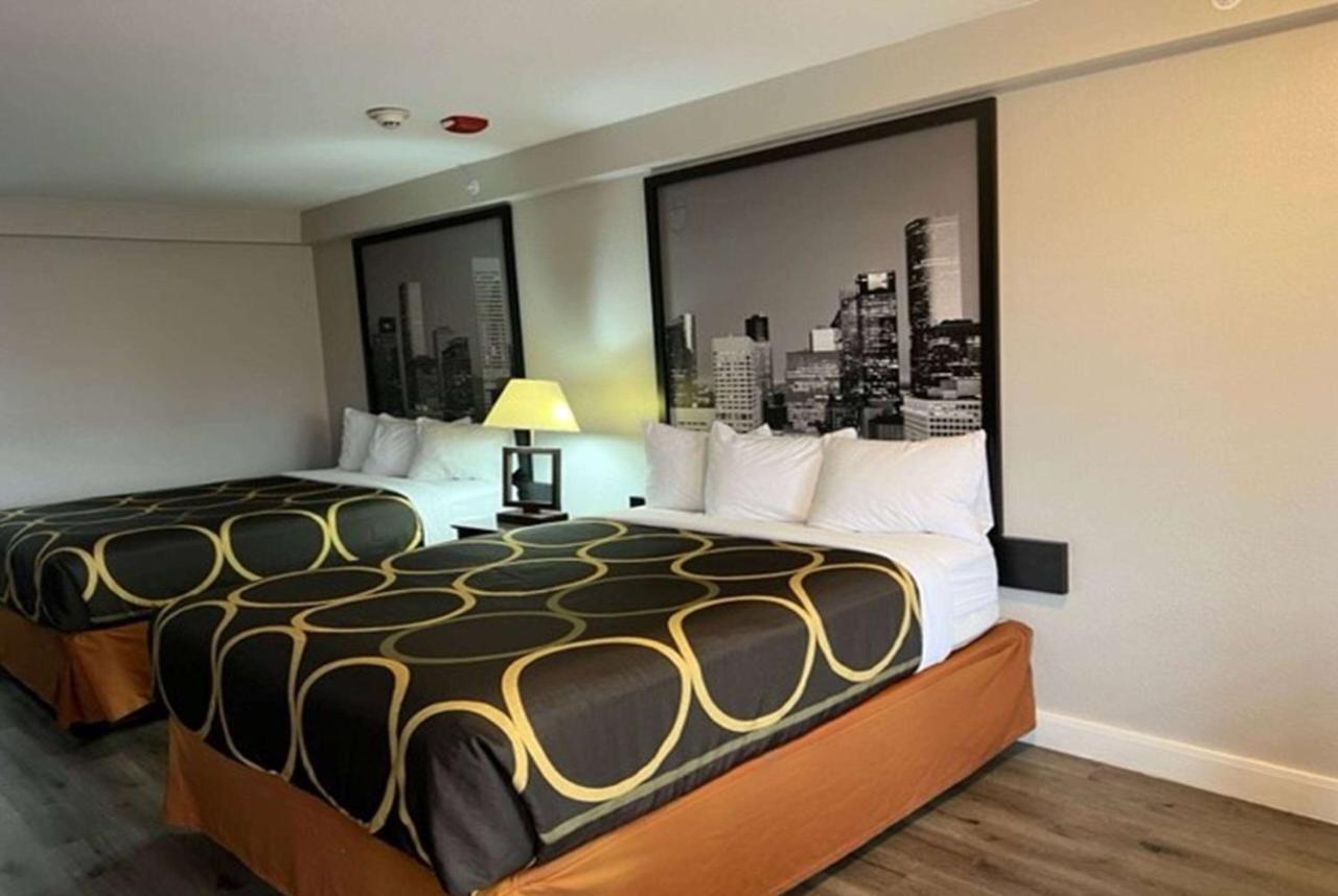 Super 8 By Wyndham Mont Belvieu - Baytown East Hotel Kültér fotó