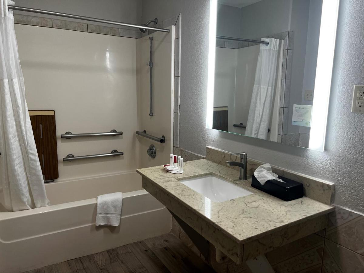Super 8 By Wyndham Mont Belvieu - Baytown East Hotel Kültér fotó