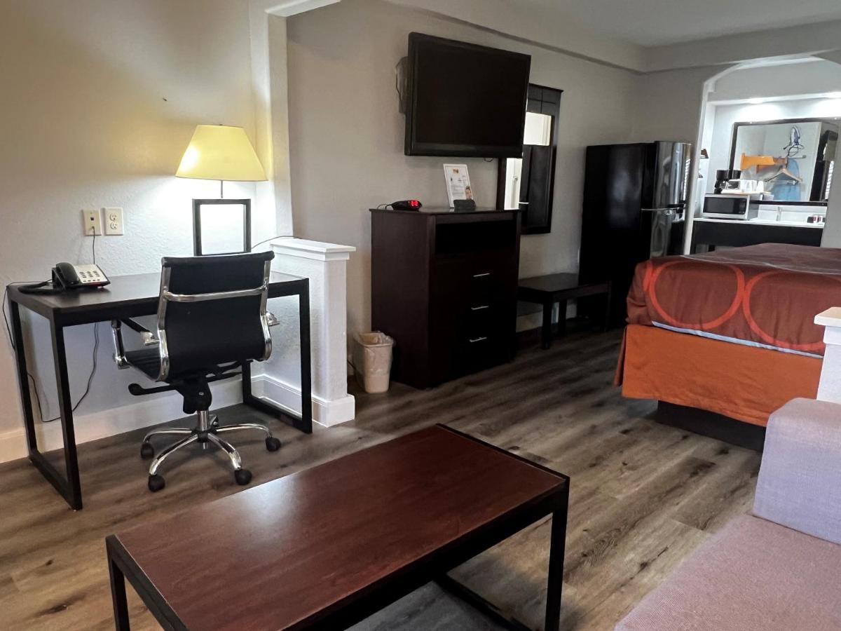 Super 8 By Wyndham Mont Belvieu - Baytown East Hotel Kültér fotó